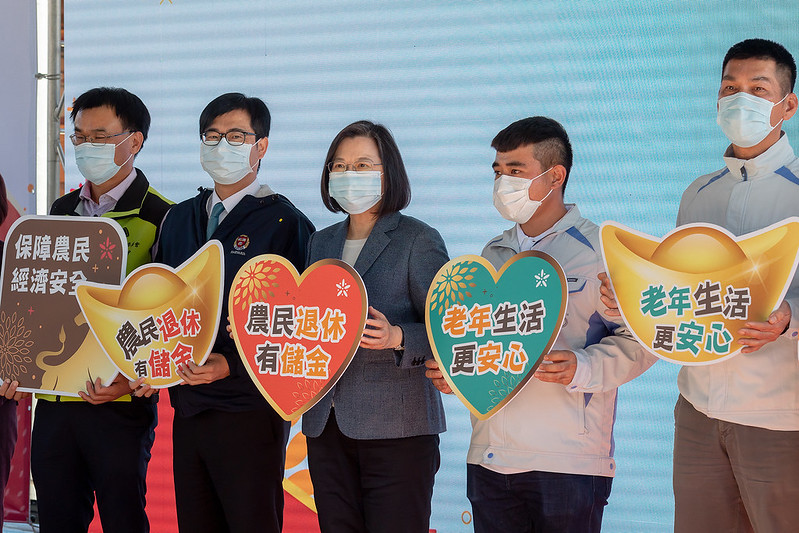 New Southbound Policy。Perkembangan industri pertanian Taiwan bergantung pada setiap petani yang memeras keringat untuk menggarap lahan. Oleh karena itu, demi memberikan jaminan yang lebih baik kepada para petani, selama beberapa tahun terakhir pemerintah telah meluncurkan  “Asuransi Kecelakaan Kerja untuk Petani”, “Asuransi Kesehatan Petani”, dan “Asuransi Industri Pertanian”. (Foto oleh Kantor Istana Kepresidenan)