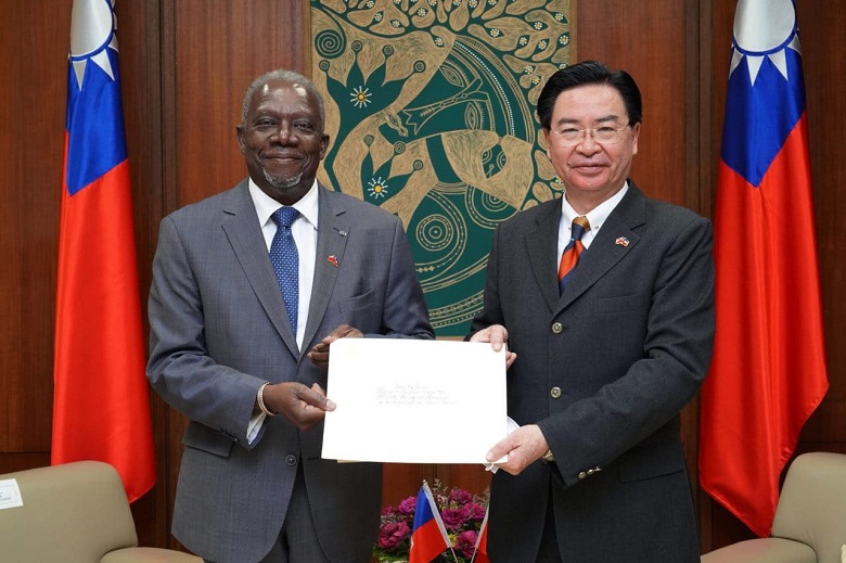 New Southbound Policy。Dalam pertemuan tersebut Menlu Joseph Wu (kanan) memberikan ucapan selamat datang kepada Hervé Denis (kiri), dan menyampaikan harapan untuk bekerja sama demi memperdalam hubungan diplomatik kedua negara. (Foto oleh Kementerian Luar Negeri)