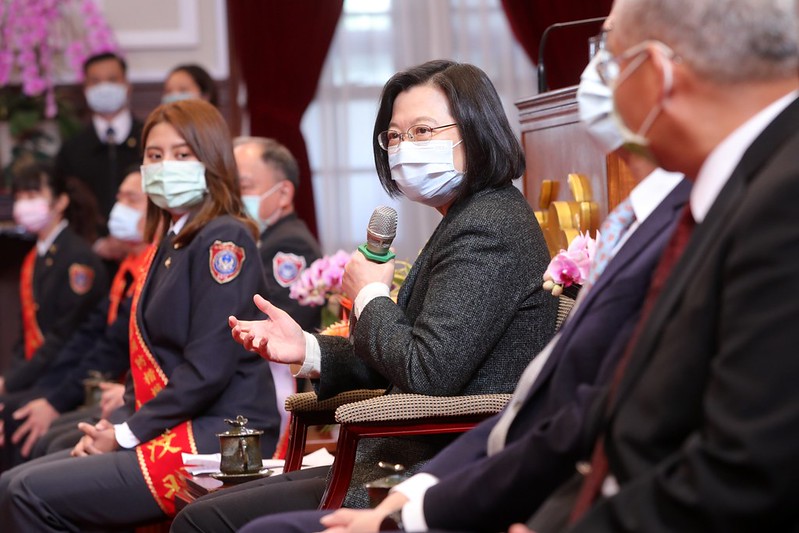 New Southbound Policy。President Tsai Ing-wen (center) praises the selfless sacrifices of Taiwan’s firefighters in protecting the lives and property of the people at the Presidential Office Jan. 19 in Taipei City. (Courtesy of PO)