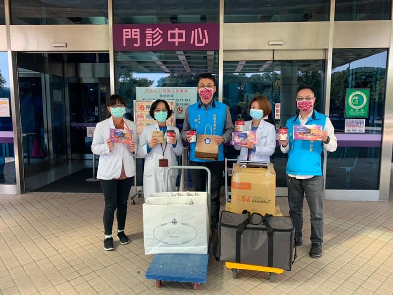 New Southbound Policy。Direktur Kantor Pekerjaan Sosial RS Taoyuan, Yu Pei-Yu, mengucapkan terima kasih kepada masyarakat yang telah menyuarakan dukungan kepada para petugas kesehatan. Ia menyatakan dukungan dari masyarakat telah memberikan semangat baru kepada para petugas untuk terus berjuang melayani pasien. (Rumah Sakit Taoyuan)