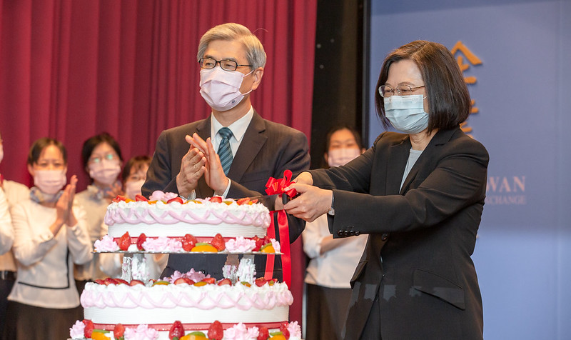 New Southbound Policy。President Tsai Ing-wen cuts the cake to celebrate TWSE’s 60th birthday Feb. 8 in Taipei City. (Courtesy of Presidential Office)