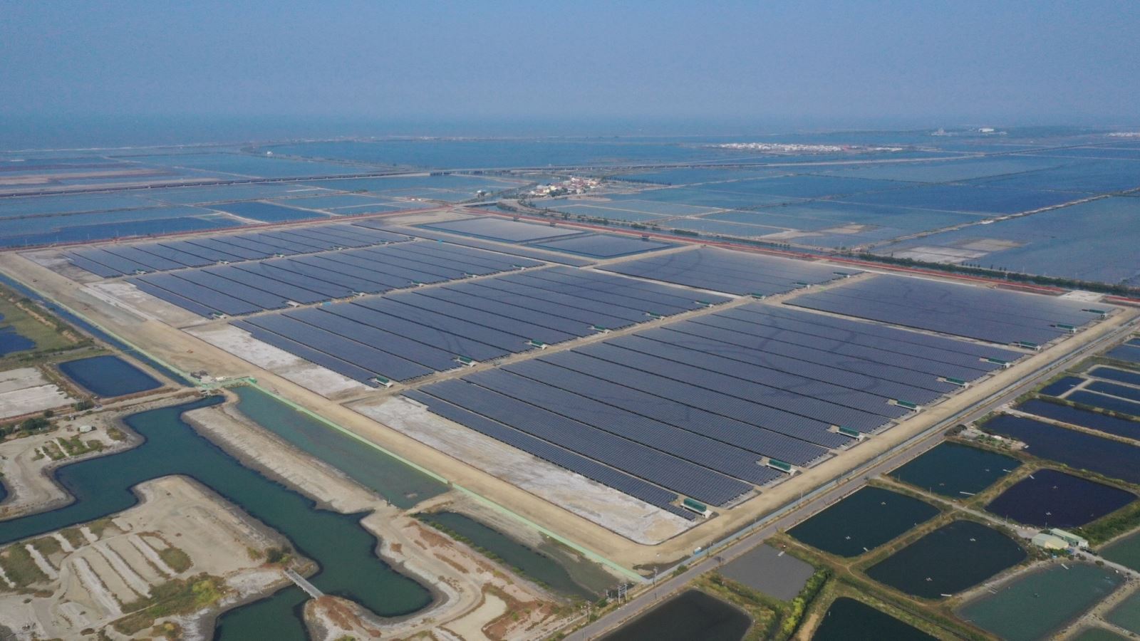 New Southbound Policy。Taipower’s largest solar power station, boasting a 150-megawatt capacity and offsetting 1.14 billion metric tons of carbon emissions, commences operation in southern Taiwan’s Tainan City March 31. (Courtesy of Taipower)