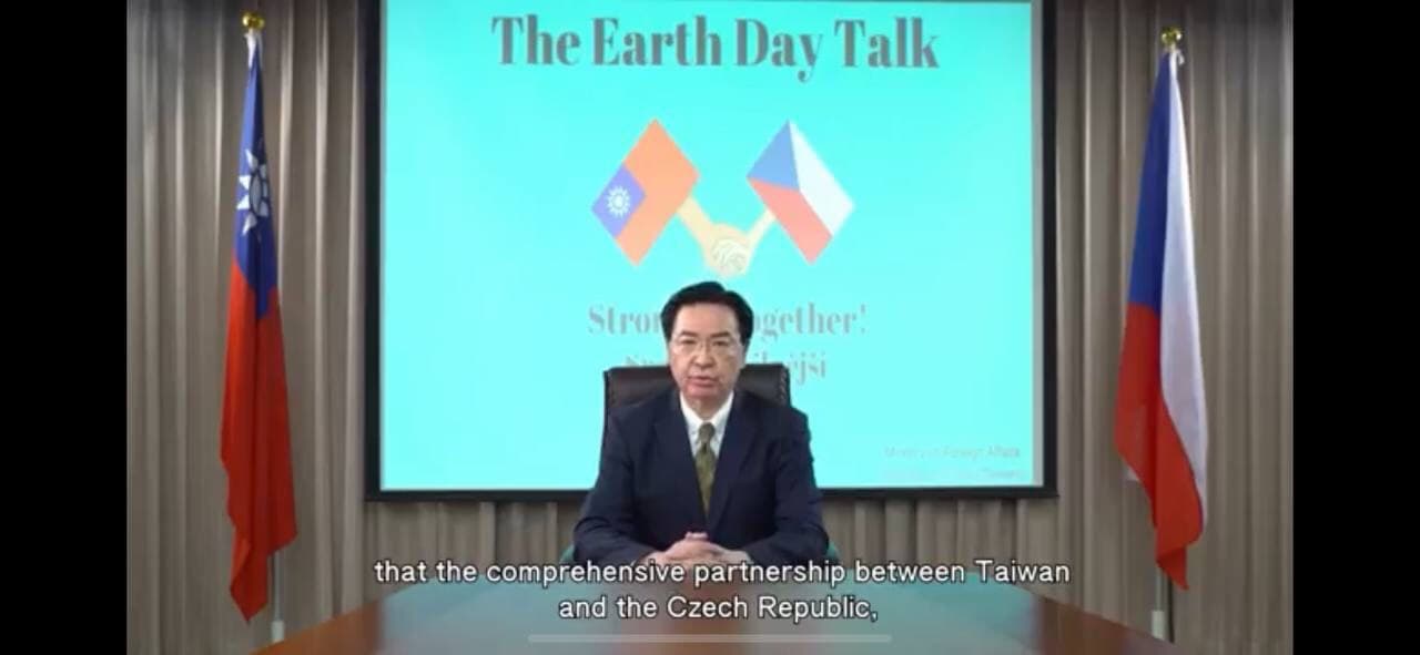 New Southbound Policy。Foreign Minister Jaushieh Joseph Wu addresses participants in a talk and roundtable on climate change mitigation and circular economy held April 21 by Taiwan and the Czech Republic on the eve of Earth Day. (MOFA)