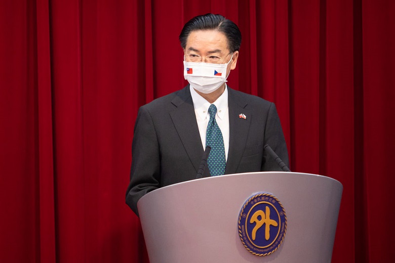 New Southbound Policy。Menlu Joseph Wu atas instruksi Presiden Tsai Ing-wen telah menelepon Kantor Perwakilan Ceko di Taiwan, untuk mengetahui situasi bencana, serta menyampaikan keprihatinan dan belasungkawa atas nama Pemerintah dan masyarakat Taiwan. (Foto oleh Kementerian Luar Negeri) 