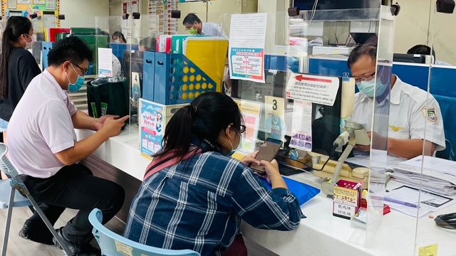Sở Di dân khôi phục việc tiếp nhận hồ sơ tại quầy, nhắc nhở người nước  ngoài bổ sung thủ tục lưu, cư trú theo thời hạn quy định : Taiwan Today