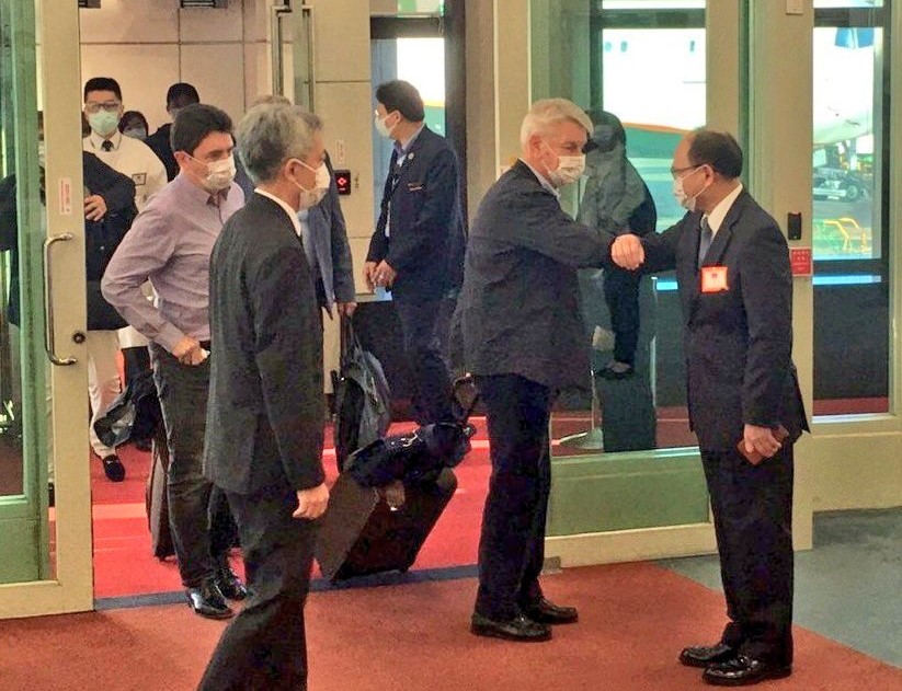 New Southbound Policy。Harry Ho-jen Tseng (right), deputy minister of foreign affairs, welcomes Alain Richard (center), chair of the French Senate’s Taiwan Friendship Group, and other members of the visiting delegation Oct. 6 at Taiwan Taoyuan International Airport. (MOFA)