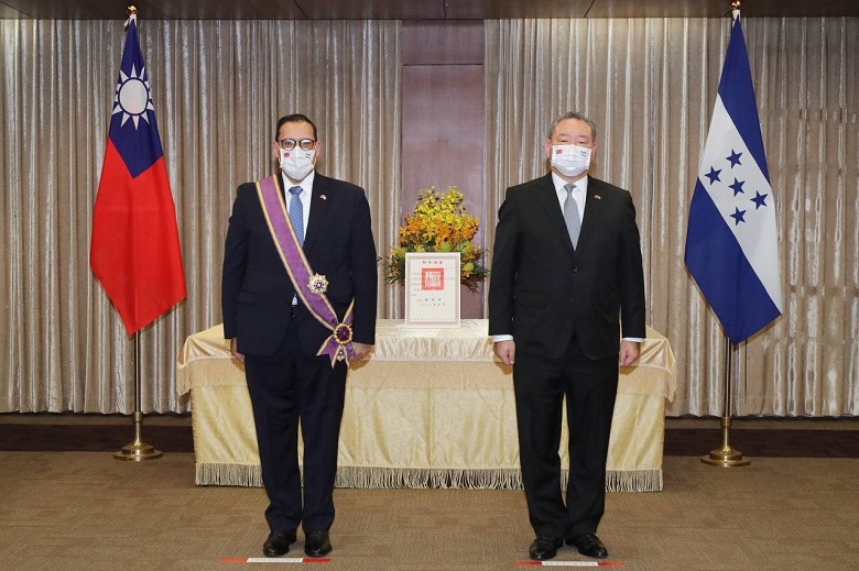 New Southbound Policy。Menlu Rosales menyampaikan, “Proyek kerja sama Taiwan-Honduras yang dilaksanakan di berbagai bidang telah memberikan hasil yang sangat memuaskan. Atas nama Pemerintah Honduras saya ingin mengucapkan terima kasih kepada Taiwan atas bantuan jangka panjang dan ungkapan persahabatan yang telah disampaikan kepada Honduras.” (Foto oleh Kementerian Luar Negeri)
