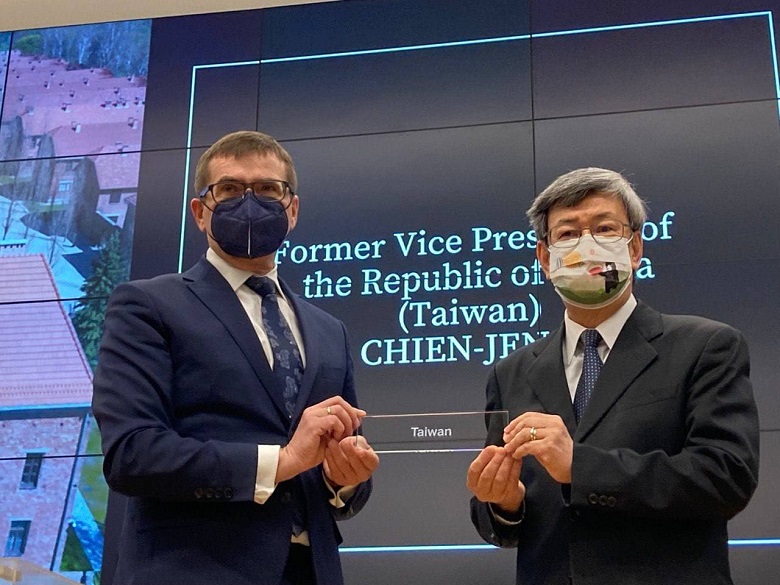 New Southbound Policy。Dalam sambutannya, mantan Wapres Chen Chien-jen menjelaskan bahwa Taiwan bersedia untuk mengambil langkah konkret dalam memperlihatkan dukungan terhadap hak asasi manusia. (Foto oleh Kementerian Luar Negeri) 
