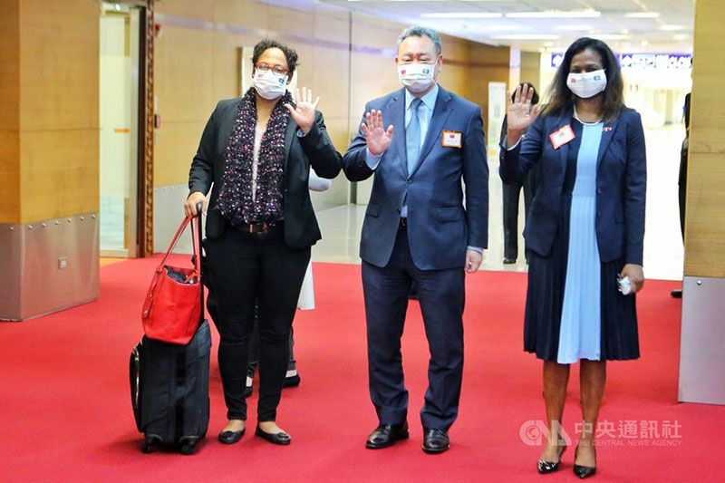 New Southbound Policy。Chủ tịch Hạ viện Quốc hội Belize - bà Valeria Woods (bên trái) nhận lời mời đến thăm và làm việc tại Đài Loan. Đoàn đến sân bay quốc tế Đào Viên vào sáng ngày 30-11 (Ảnh: CNA)