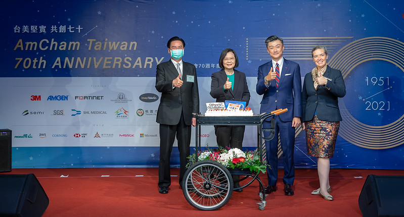 New Southbound Policy。Menlu Joseph Wu mengucapkan selamat atas hari jadi AmCham yang ke-70 tahun, dan menjelaskan bahwa mulai tahun ini AmCham telah resmi berganti nama dari AmCham Taipei menjadi AmCham Taiwan, yang merupakan representasi kerja sama yang semakin erat antara komunitas bisnis Taiwan-AS dengan Pemerintah dan para pelaku industri di Taiwan. (Foto oleh Kantor Istana Kepresidenan)