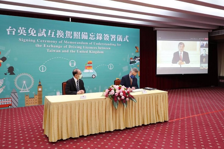 New Southbound Policy。Dengan penandatanganan MOU ini, Inggris telah menjadi negara Eropa ke-14 yang menandatangani MOU pertukaran SIM dengan Taiwan. Hal tersebut memperlihatkan bahwa hubungan persahabatan antara Taiwan dengan Eropa terjalin semakin erat. (Foto oleh Kementerian Luar Negeri)