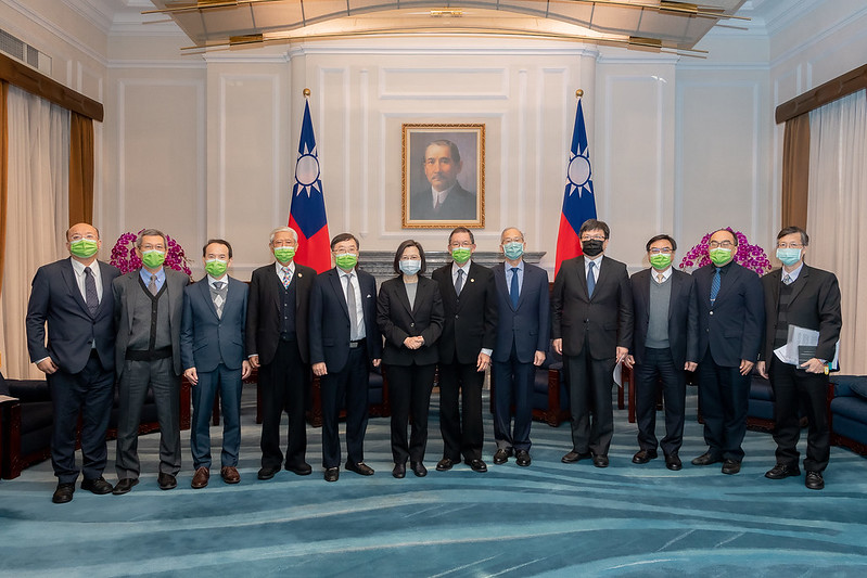 New Southbound Policy。Presiden Tsai menjelaskan Taiwan menempati posisi terdepan dalam sektor industri semikonduktor dunia. Dalam proses restrukturisasi rantai pasokan di era pasca pandemi, serta masalah kekurangan pasokan chip untuk kendaraan, semuanya turut memperlihatkan pentingnya peran Taiwan dalam perindustrian global. (Foto oleh Kantor Istana Kepresidenan)