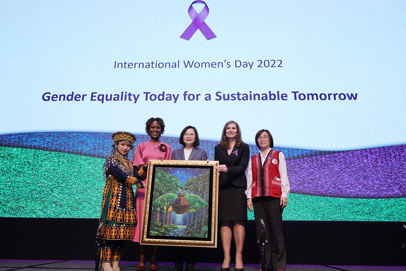 New Southbound Policy。Presiden Tsai menjelaskan berkat kerja keras semua pihak, serta dukungan dari komunitas internasional, saat ini Taiwan memainkan peran pemimpin dalam mendorong kesetaraan gender dan pemberdayaan perempuan, dan dalam kedua bidang tersebut Taiwan menempati urutan pertama di Asia, dan urutan ke-6 secara global. (Foto oleh Kantor Istana Kepresidenan)
