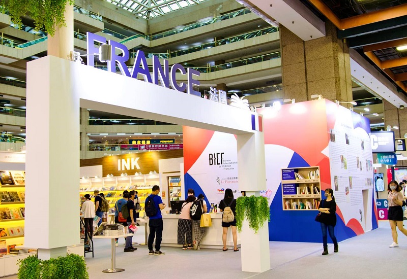 New Southbound Policy。80 perusahaan penerbit dari Prancis akan memamerkan 2.000 buku, dan 3 pameran khusus dalam paviliun Prancis, yang terdiri dari hasil karya Marcel Proust, Emmanuel Lepage, dan manuskrip asli dari pujangga terkenal Prancis. (Foto oleh Tim Chen/Kementerian Luar Negeri)