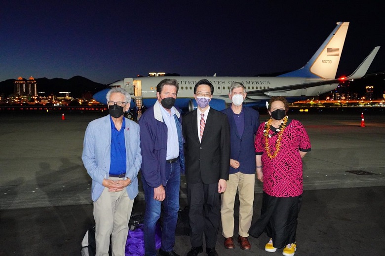 New Southbound Policy。Dalam saat di mana Tiongkok sedang meningkatkan ketegangan regional, Senat Amerika Serikat kembali mengutus delegasi pejabat tinggi untuk berkunjung ke Taiwan, untuk memperlihatkan hubungan persahabatan dengan Taiwan tanpa rasa gentar terhadap ancaman Tiongkok, serta menunjukkan dukungan teguh AS untuk Taiwan. (Foto oleh Kementerian Luar Negeri)