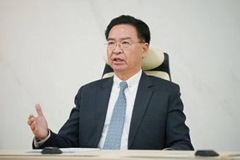 外交部長吳釗燮應邀在捷克「公元兩千論壇」第26屆大會中發表演說，呼籲全球民主國家團結對抗威權主義擴張 - 圖片