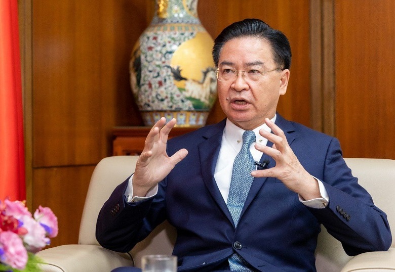 New Southbound Policy。Tiongkok telah turut mencampuri konflik di perairan Laut Timur, mengirim kapal militer berpatroli di Laut Selatan, melakukan latihan militer di sebelah timur Rantai Pulau Pertama, menandatangani perjanjian keamanan dengan Kepulauan Solomon, serta memperluas pengaruh hingga ke Sri Lanka dan Samudera Hindia. Semua hal tersebut memperlihatkan ambisi Tiongkok di seluruh dunia.       