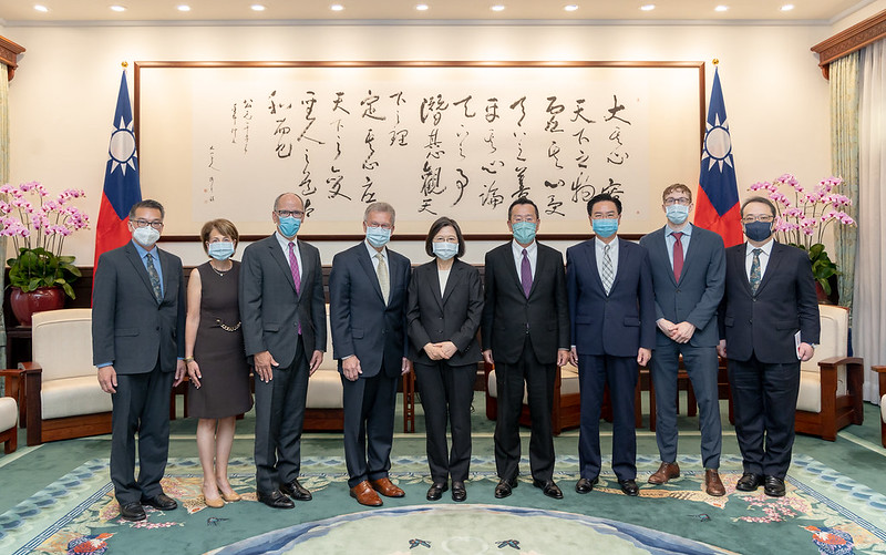New Southbound Policy。Tom Daschle yakin bahwa Pemerintah AS, baik diwakili oleh Partai Republik maupun Partai Demokrat, pemerintahan Joe Biden atau pemerintahan presiden lainnya, menginginkan kerja sama yang lebih erat dengan Pemerintah dan masyarakat Taiwan, untuk menjamin keamanan ekonomi di masa yang akan datang. 