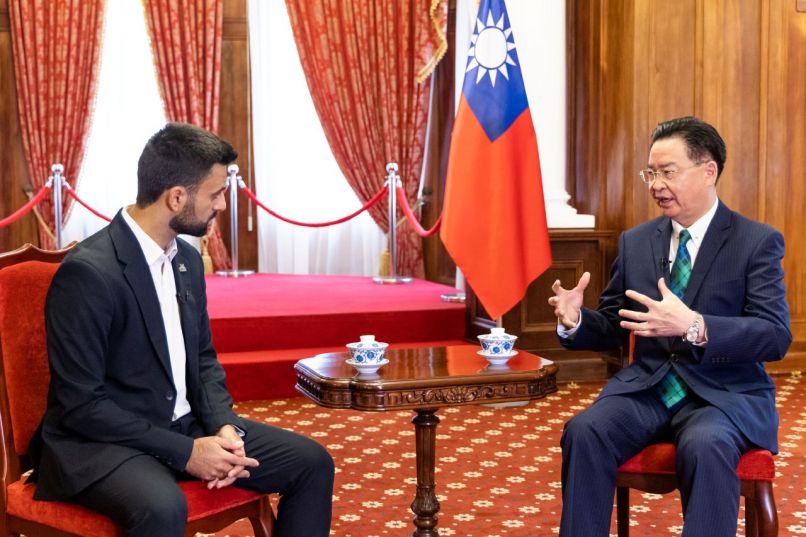 外交部長、イスラエルメディアに権威主義の拡張に民主国家が手を携えて