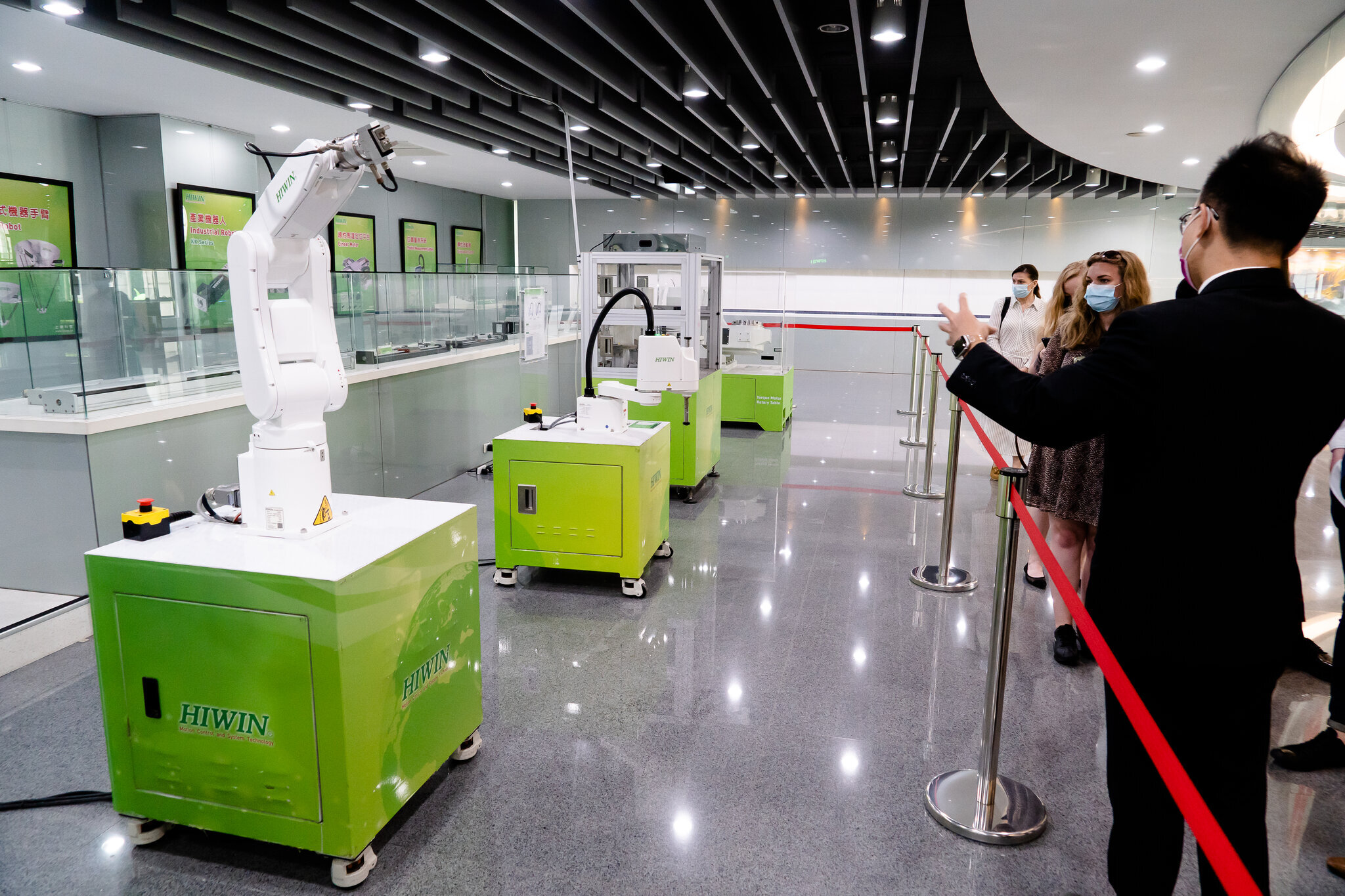 New Southbound Policy。Taiwan berkomitmen untuk mempertahankan posisi dalam perekonomian global, dan pemerintah akan terus mempercepat perkembangan ekonomi, dan sektor-sektor industri kunci.
