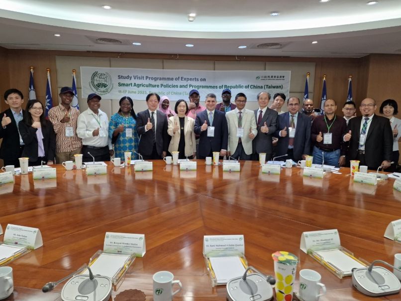 New Southbound Policy。Taiwan telah meningkatkan pemanfaatan kapabilitas mahadata dan internet segala (IoT) untuk meluncurkan program pertanian pintar sejak tahun 2017. Pemerintah telah secara sukses membantu petani-petani kecil untuk mendayagunakan teknik produksi mutakhir, seperti sistem manajemen rumah hijau pintar, mesin pengemasan jamur otomatis, sistem irigasi pintar, dan perangkat hemat tenaga kerja.