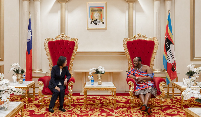New Southbound Policy。Raja Mswati III juga menekankan bahwa Taiwan selalu tampil luar biasa dalam menghadapi tantangan. Taiwan dan Eswatini akan terus bersatu, dan bekerja sama dalam berbagai bidang dan merancang strategi, sehingga masyarakat kedua negara dapat merasa bangga atas persahabatan dan hubungan kemitraan yang telah terjalin.