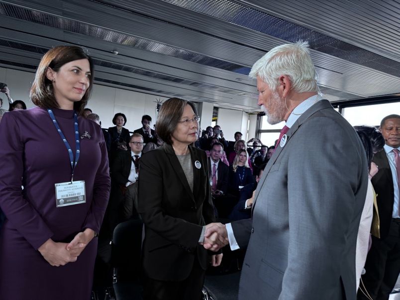 « Le peuple taïwanais a démontré à maintes reprises que la démocratie est une partie non négociable de son identité », a déclaré l’ancienne présidente Tsai Ing-wen [蔡英文] le 14 octobre à Prague, où elle participait à la conférence Forum 2000. 