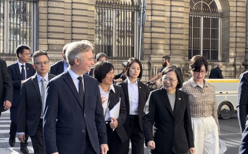 Après Prague, l’ancienne présidente Tsai Ing-wen [蔡英文] était à Paris les 15 et 16 octobre pour la deuxième étape de sa tournée européenne. Elle y a été reçue au Sénat français avant d’échanger avec une trentaine de parlementaires de tous bords.