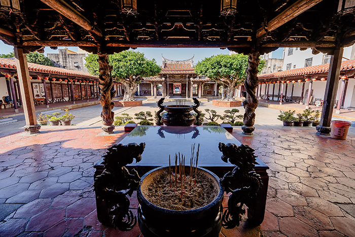 Long-shan Temple’s open courtyard and halls embody classical Minnan architecture, offering a tranquil space for worshippers and visitors alike.