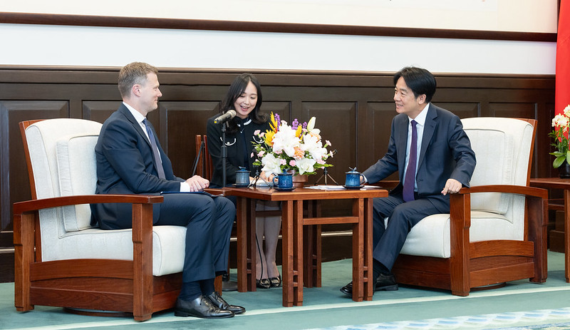 New Southbound Policy。Presiden Lai menegaskan bahwa Taiwan akan terus menunjukkan tekad yang tak tergoyahkan untuk mempertahankan diri. Ia menyoroti bahwa pemerintah sedang mempercepat upaya untuk memperkuat kemampuan pertahanan nasional secara menyeluruh.