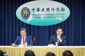 外交部長林佳龍及衛生福利部長邱泰源共同召開世界衛生大會推案記者會，呼籲WHO儘速接納台灣參與 - 圖片
