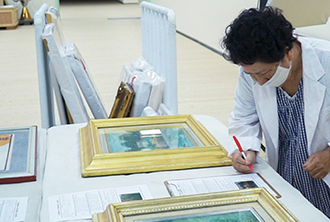 Paintings donated by Sun Ten Museum in the U.S. are examined before being put on show at the National Taiwan Museum of Fine Arts in the central city of Taichung. (Courtesy of National Taiwan Museum of Fine Arts)