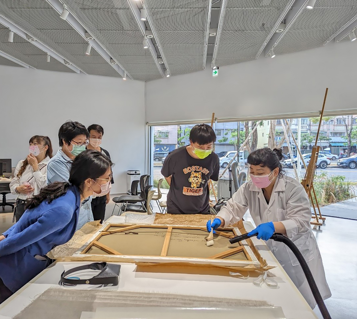 Conservators explain the restoration process to members of the public at Neiwei Arts Center in Kaohsiung City. (Courtesy of Cheng Shiu University)