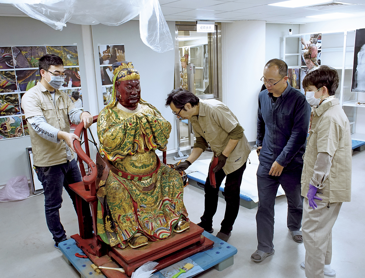 Japanese experts assist with the restoration of statues from Taipei City’s Lungshan Temple. (Courtesy of National Taiwan Normal University’s Research Center for Conservation of Cultural Relics)