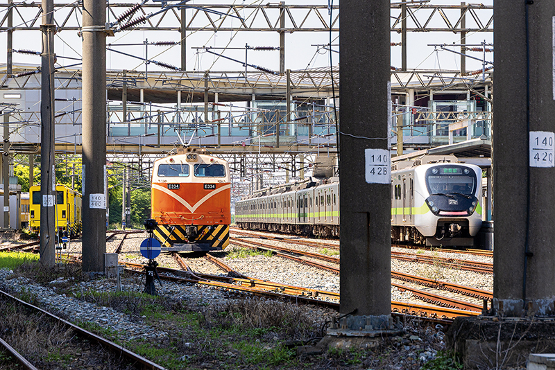 Trains passing through Miaoli Station can be seen from the museum.