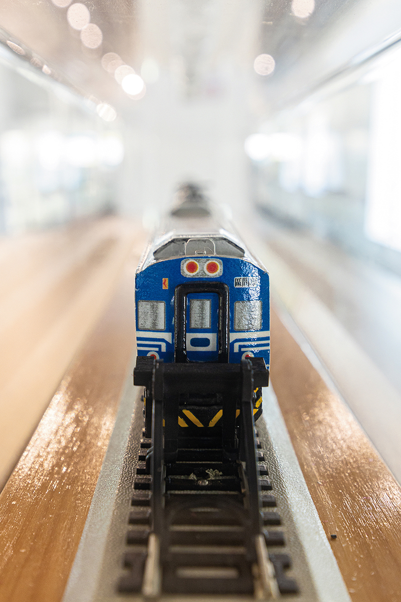 A miniature model of  Taiwan Railways’ EMU100 train is on display at the Miaoli museum.