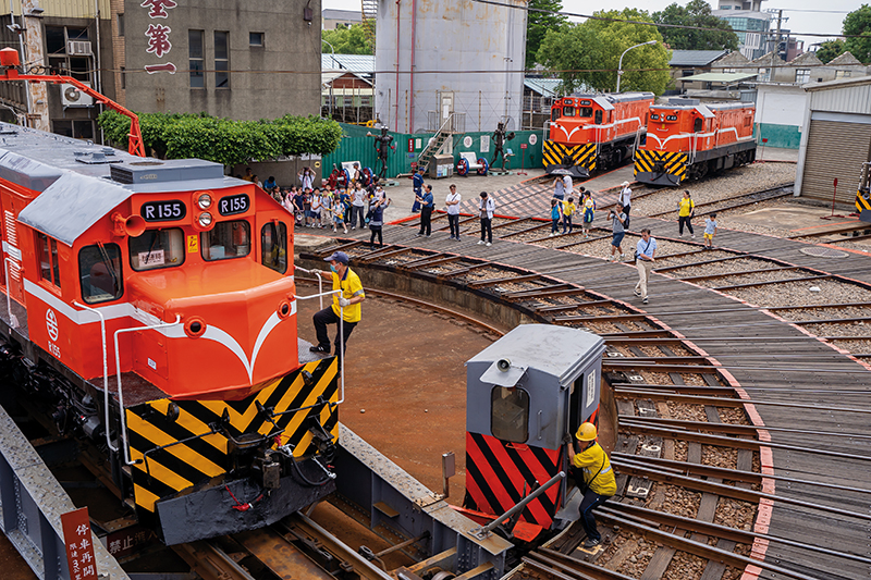Changhua Railway Roundhouse, built in 1922, welcome visitors to watch locomotives come in for maintenance.