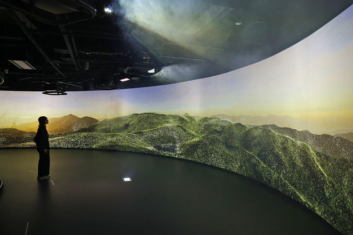 The 360-degree theater on the pavilion’s top floor brings guests to Taiwan’s highest peaks. (Photo Courtesy of TAITRA)