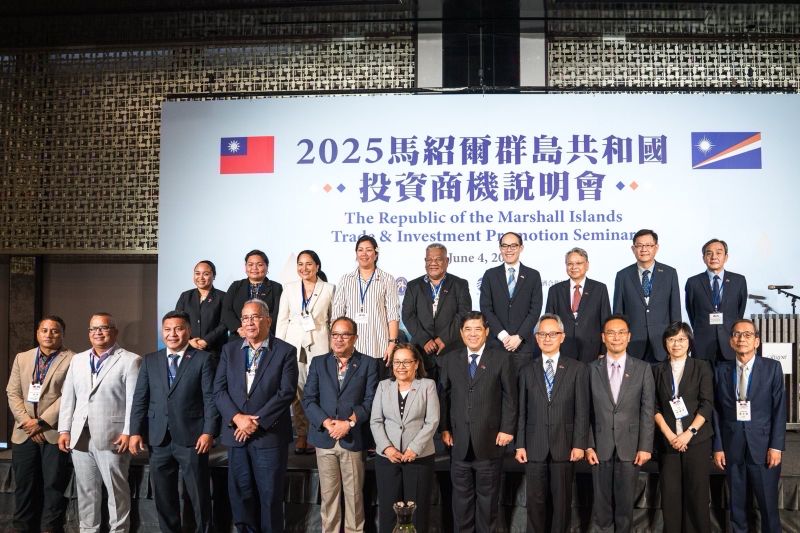 New Southbound Policy。Di samping kegiatan kenegaraan, Presiden Heine juga menghadiri resepsi makan malam yang diselenggarakan oleh Menteri Luar Negeri Lin Chia-lung, berpartisipasi dalam forum promosi peluang investasi Kepulauan Marshall, serta menerima gelar Doktor Kehormatan dari Universitas Nasional Chiayi.

