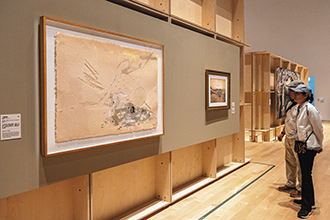 Visitors to NTCAM view Dai Bih-in’s “Scenery of Bali,” an abstract portrayal of the city’s northern coastal district. (Photo by Chen Mei-ling)