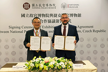 NPM Director Hsiao Tsung-huang, left, and Czech National Museum Director Michal Lukeš hold copies of an exhibition cooperation agreement in 2024. (Courtesy of National Palace Museum)