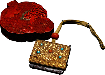Gilt flint case inlaid with coral and turquoise, paired with a carved lacquer box bearing Emperor Qianlong’s seal, is part of the NPM collection. (Photo by Chin Hung-hao)