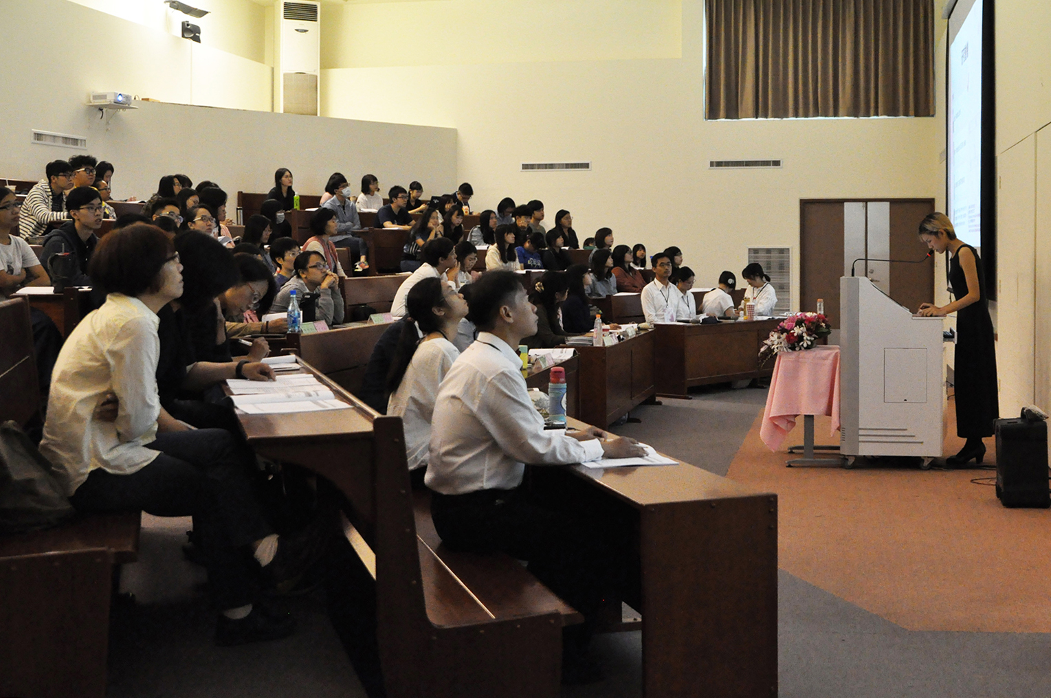 TNNUA art history students attend a seminar examining the function of art spaces, analyzing exhibitions and exploring cultural product design. (Courtesy of Tainan National University of the Arts)
