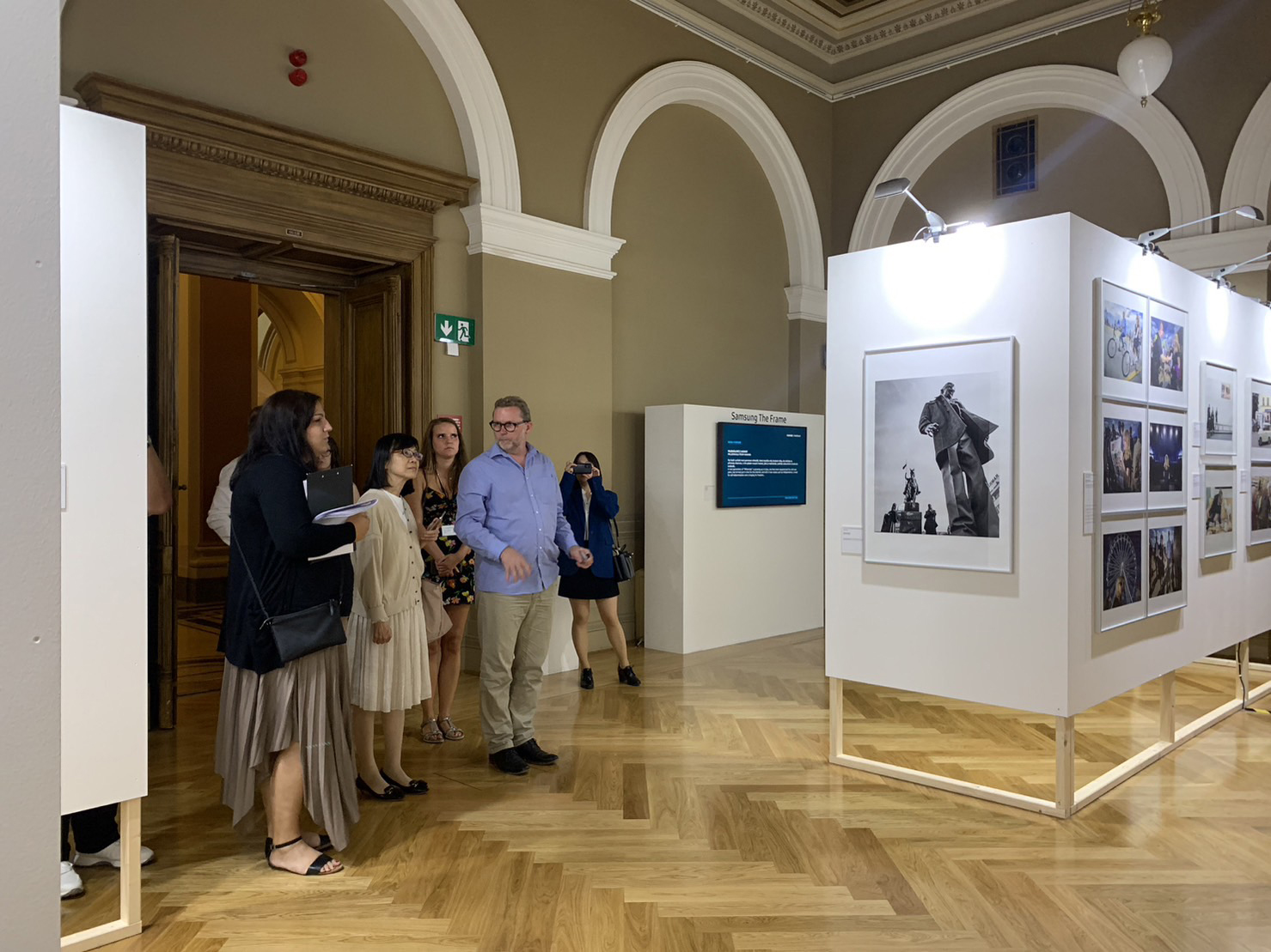El subdirector del Museo Nacional Checo, Michal Stehlik (segundo a la derecha); acompaña a la subdirectora del NPM, Yu Pei-chin (segunda a la izquierda), en una visita a un salón de exhibiciones. (Foto cortesía del Museo Nacional del Palacio)