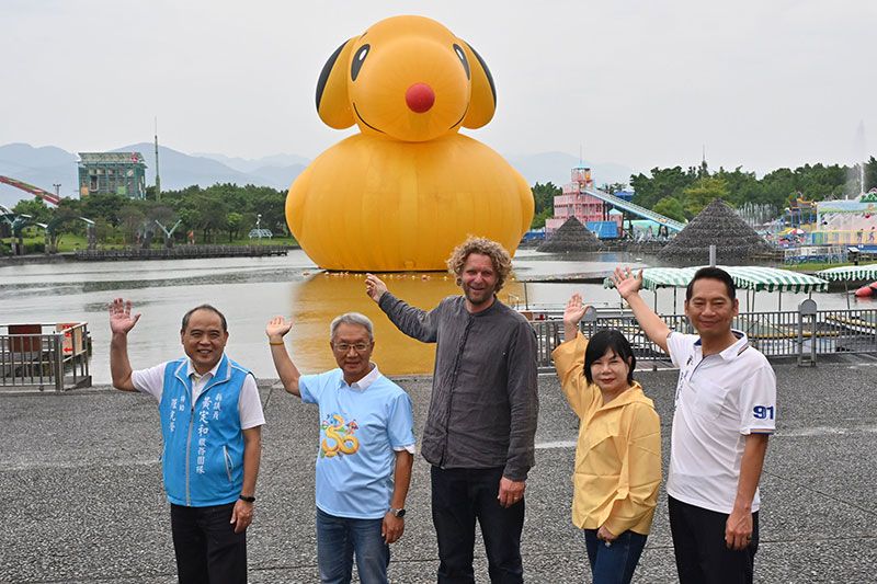 國際藝術家霍夫曼驚喜現身2025宜蘭童玩節！ 合體超萌巨星《史努比鴨》歡度夏日圖片 - 新南向政策