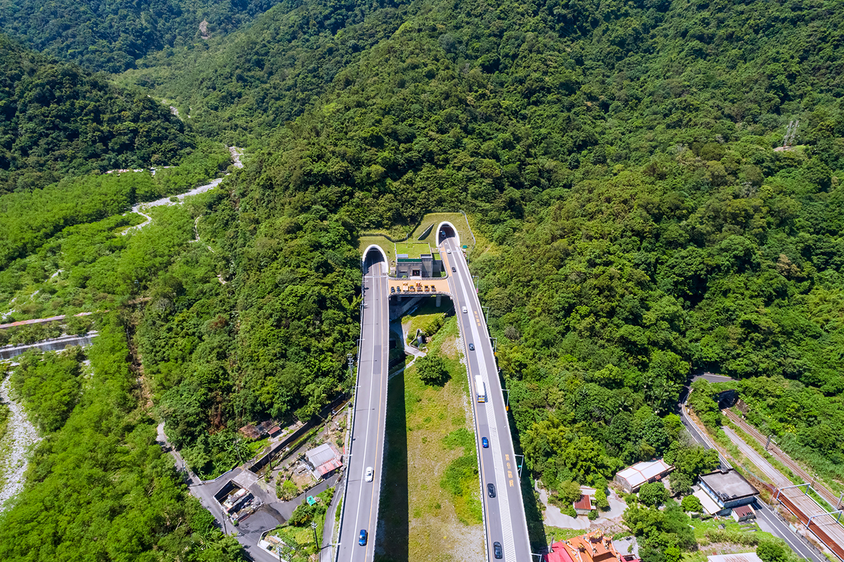 La mejorada carretera Suhua eleva los niveles de seguridad para los vehículos que viajan entre los distritos de Yilan y Hualien. (Foto cortesía de la Sucursal Regional del Este de la Oficina de Carreteras)