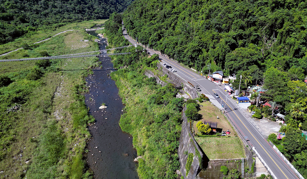Los márgenes ajardinados de la Carretera Provincial N.º 8 contribuyen al éxito de su diseño. (Foto cortesía de la Oficina de Carreteras)
