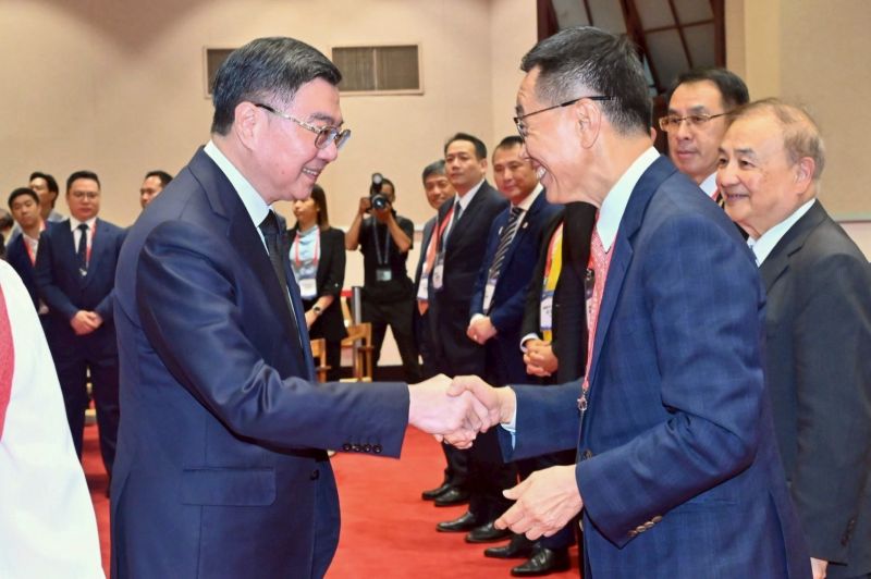 New Southbound Policy。Dalam konteks pembangunan strategis, Taiwan akan meningkatkan pengembangan kendaraan nirawak dan robot cerdas di tahun mendatang. Inisiatif ini dimaksudkan untuk memperkuat ketahanan nasional Taiwan yang berada di garis depan geopolitik dunia, serta membangun “rantai pasok demokratis” sebagai alternatif dari “rantai pasok merah” yang dikendalikan otoritarianisme.
