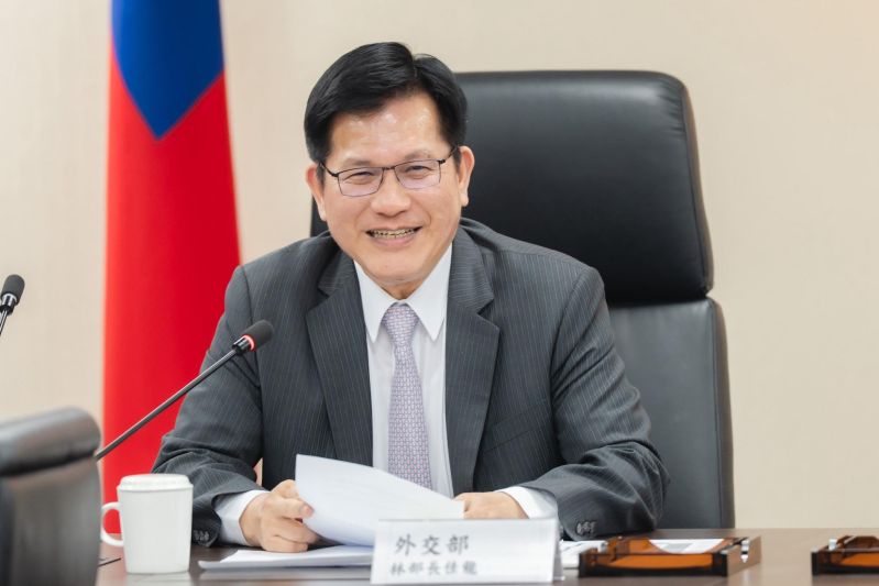 New Southbound Policy。Taiwan berkomitmen mempertahankan sistem demokrasi dan supremasi hukum untuk menghadapi ancaman sistematis dari Tiongkok, seperti serangan siber, disinformasi, intimidasi militer, serta manipulasi sosial. Ia juga mengecam penyalahgunaan Resolusi 2758 Majelis Umum PBB oleh Tiongkok untuk mendistorsi status internasional Taiwan, dan menyampaikan apresiasi atas dukungan eksplisit dari negara-negara G7 serta Parlemen Eropa yang memperkuat posisi Taiwan di panggung global. (Foto dari akun Facebook Menlu Lin Chia-lung)