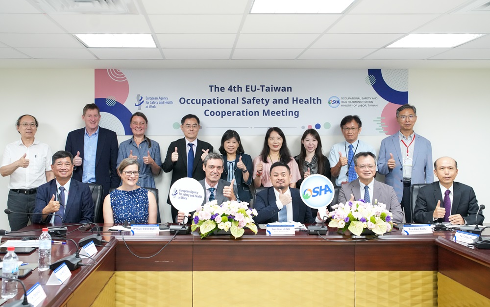 New Southbound Policy。กระทรวงการจ้างงาน กิจการสังคม และการหลอมรวมทางสังคมแห่งคณะกรรมาธิการยุโรป (DG EMPL) และกรมส่งเสริมความปลอดภัยและอาชีวอนามัยในสภาพแวดล้อมการทำงานแห่งสหภาพยุโรป (EU-OSHA) รวบรวมคณะเดินทางเยือนไต้หวัน เพื่อร่วมแลกเปลี่ยนกับกระทรวงแรงงานไต้หวัน ในประเด็นการสร้างสภาพแวดล้อมการทำงานที่มีเกียรติและศักด์ศรีที่เท่าเทียม การเสวนาในภาคประชาสังคม รวมถึงความปลอดภัยและอาชีวอนามัยในสภาพแวดล้อมการทำงาน (ภาพจากกระทรวงแรงงาน)